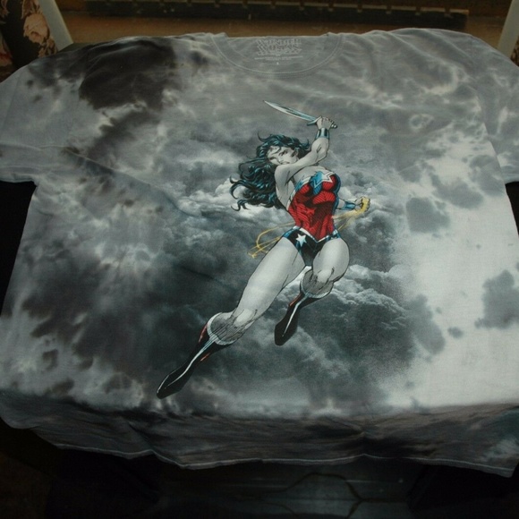 wonder woman in clouds mens t shirt size large new - Picture 1 of 1